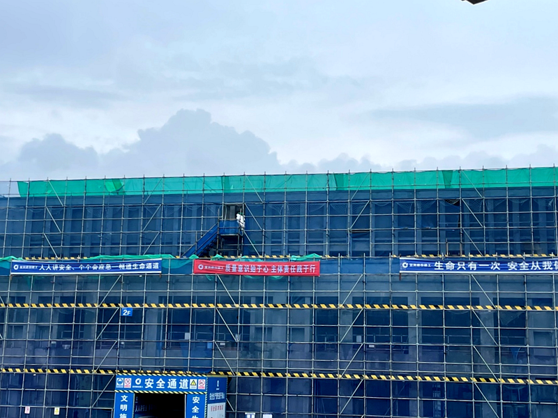1730096927324330.png 建投建工危化品救援基地项目为在建大楼“穿雨披”保安质促进度 (2).png