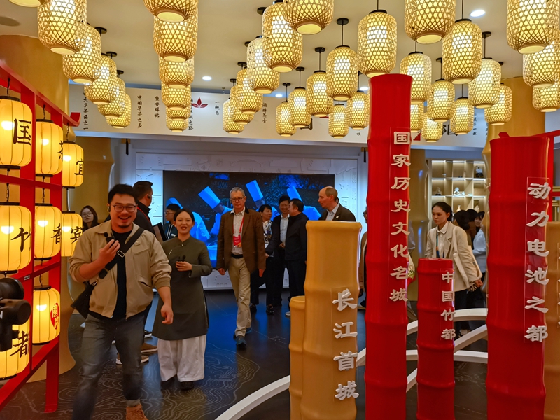 1730097175583551.jpg 沉浸试体验,国际园艺生产者协会到宜宾展园评比打分 (3).jpg