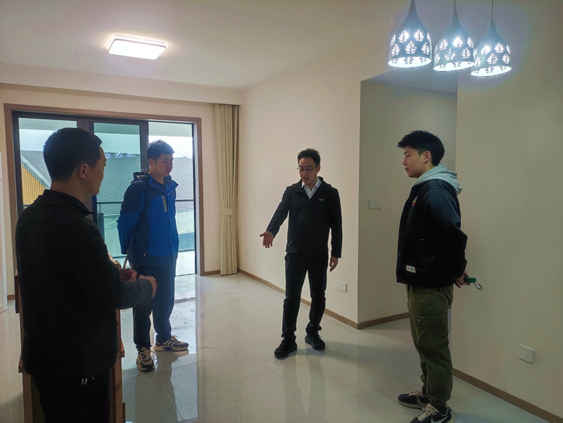 1731556307672636.jpg 刘旭到保障性住房项目开展收尾工作督查 (1).jpg