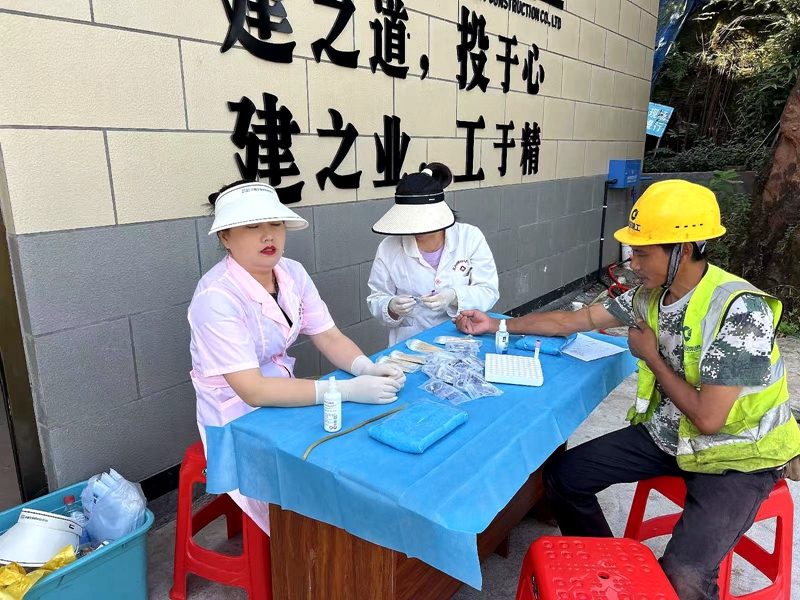 1747790809343594.jpg 叙州区蕨溪镇全域土地综合整治项目组织全体劳务人员开展集中体检 (1).jpg